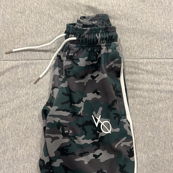 Camo vanquish fitness joggers and Black Stringer - Picture 2 of 4